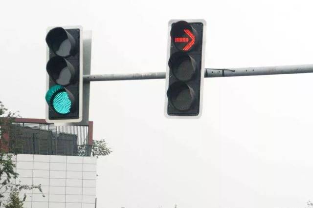箭头红灯禁止右转