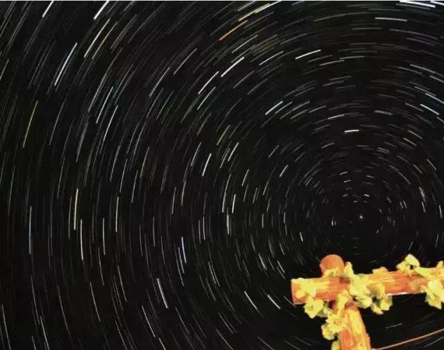 上图中恒星星光的轨迹呈现出五彩斑斓的颜色是由于大气扰动,光的折射