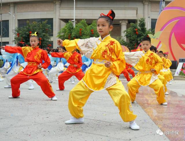 孩子们那出拳有力,虎虎生威的招式以及坚定的面容表明了他们内心对