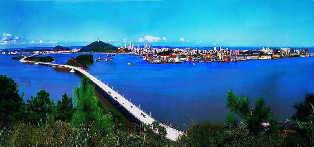 广西防城港,居广西北部湾济区核心位置,背靠大西南,面朝北部湾,与