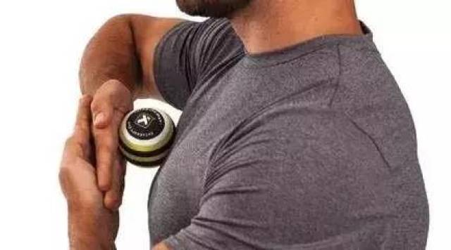 如何拉伸肩胛骨肌肉 8c57a13611ef4c6e97a38f0da7f590b4.jpeg