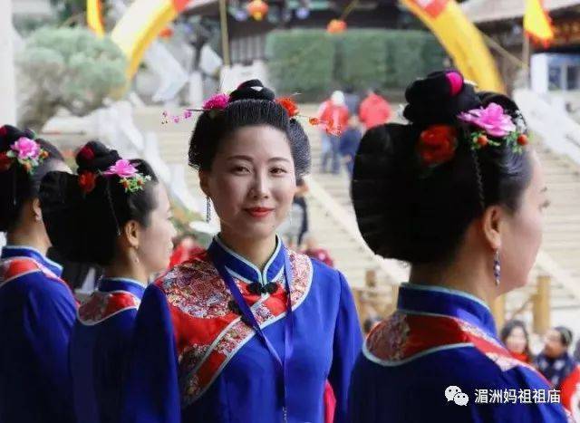 帆船头造型的湄洲女发髻,与大海衫,红黑裤子并列为湄洲女服饰的三大