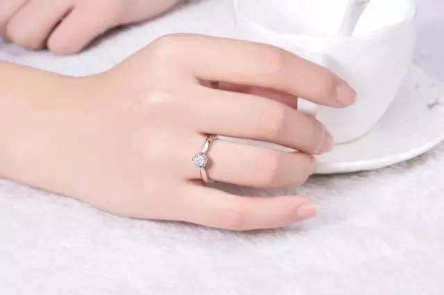 左手食指:未婚