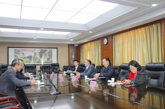 11月30日下午,省法院副院长吕洪民,市法院审管办