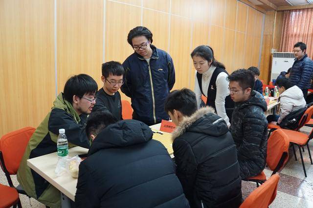 高清-大学生围棋多人赛第二日 讨论组气氛热烈