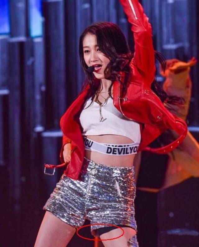 关晓彤跳热舞秀长腿,黑色打底裤露出,网友:鹿晗