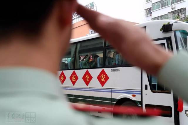 武警海南省总队百余名退伍老兵离营返乡