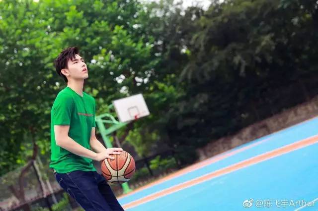 范冰冰弟弟范丞丞即将出道，颜值超高却被质疑整容…原来朴灿