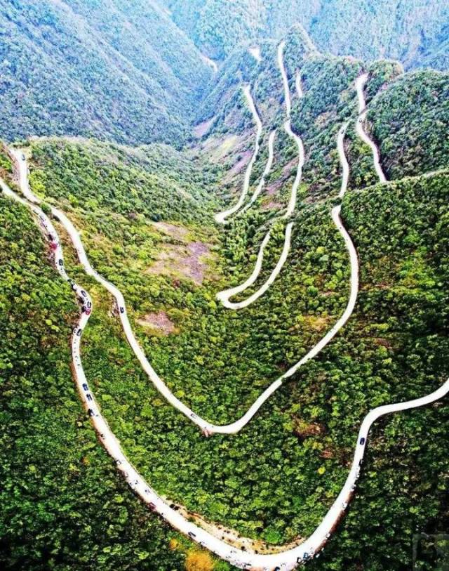 桃岭公路是安徽泾县苏红乡经桃岭至宁国板桥乡的一条盘山公路.