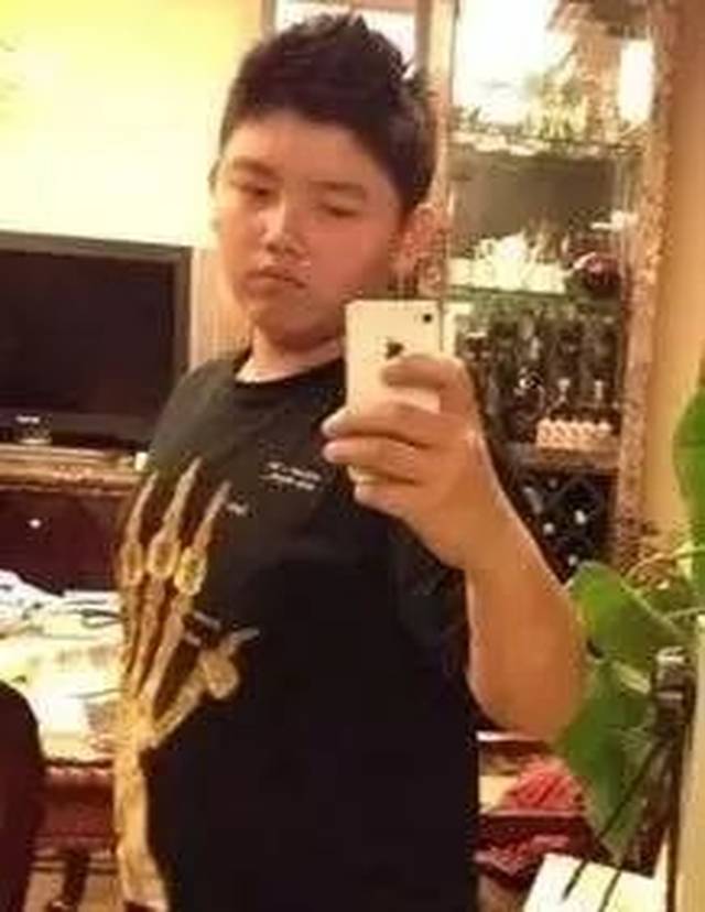 范冰冰弟弟范丞丞即将出道，颜值超高却被质疑整容…原来朴灿