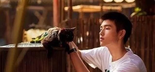 范冰冰弟弟范丞丞即将出道，颜值超高却被质疑整容…原来朴灿