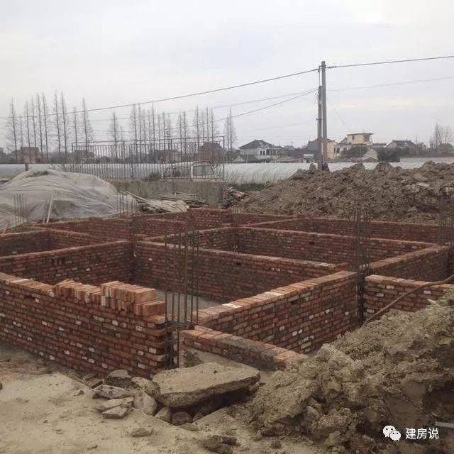 老房子拆掉了,正在挖地基中