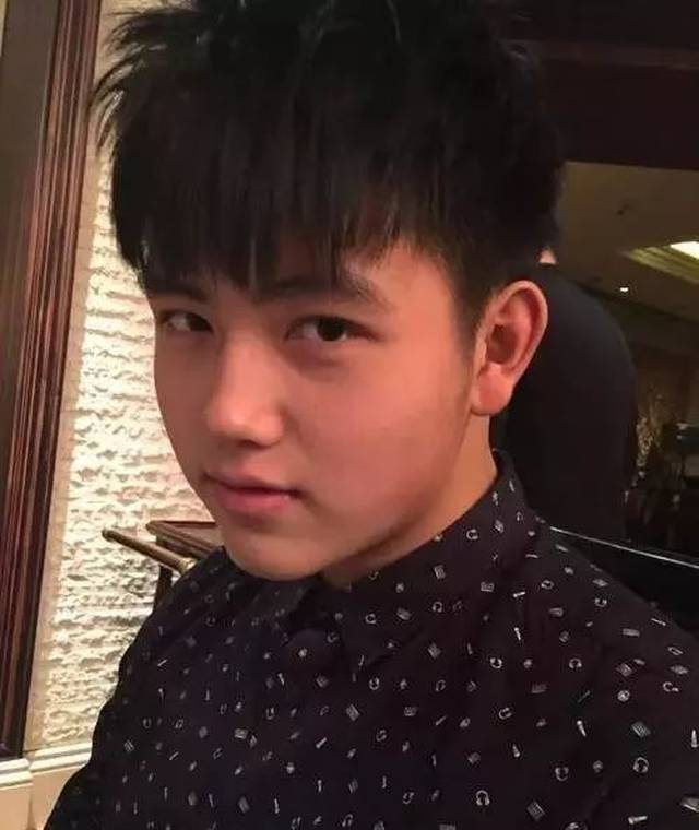 范冰冰弟弟范丞丞即将出道，颜值超高却被质疑整容…原来朴灿