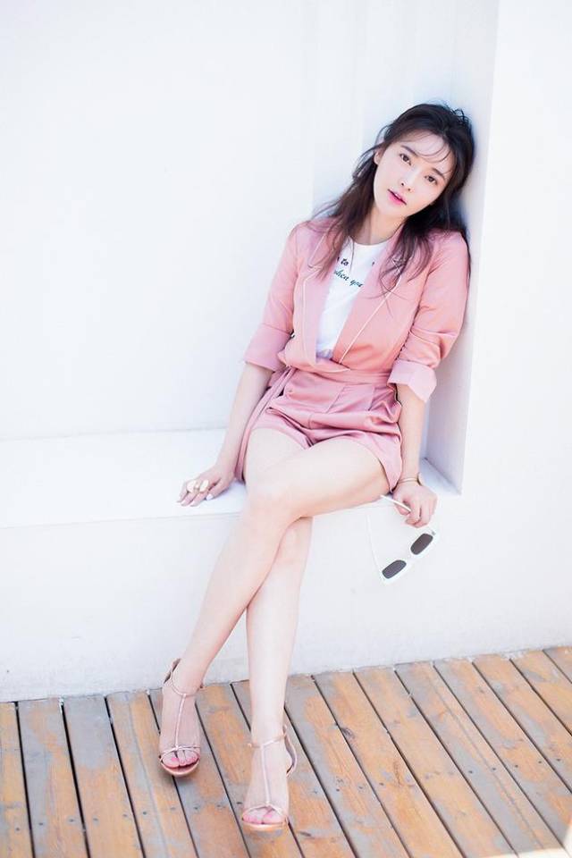 青花慈负离子卫生巾代言人演员张璇受邀出席上海某时尚颁奖典礼
