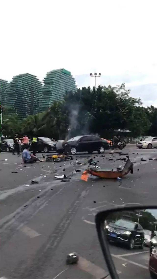 昨日三亚临春桥头发生惨烈车祸,肇事者为一女司机