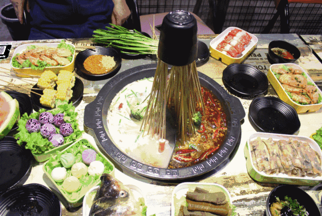 请看正确打开串串火锅的方式  拿个杯子固定好放入锅里的串串