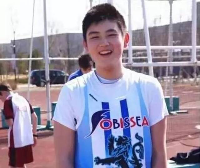 范冰冰弟弟范丞丞即将出道，颜值超高却被质疑整容…原来朴灿