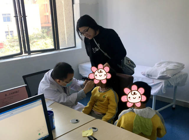 儿科杨祥正主任为小孩检查
