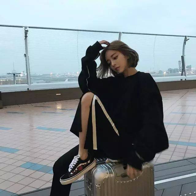 小姐姐这时候也开始走起冷酷暗黑风,简直不要太帅~ 好嘞,美美哒头像