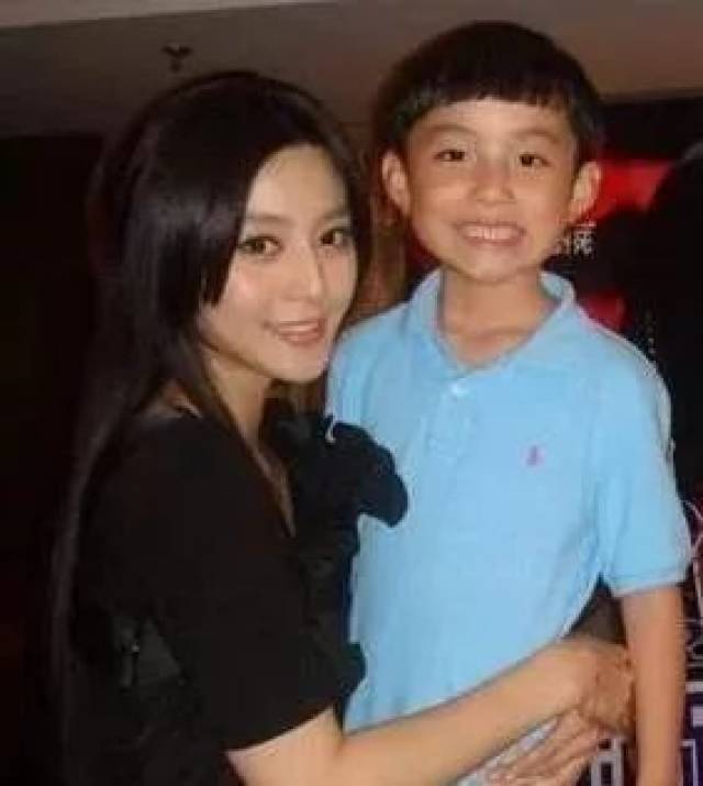 范冰冰弟弟范丞丞即将出道,颜值超高却被质疑整容…原来朴灿