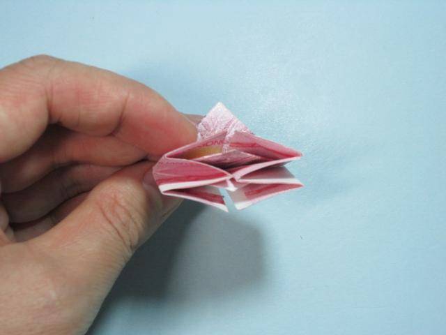 用钱折纸 如何用人民币折纸玫瑰花