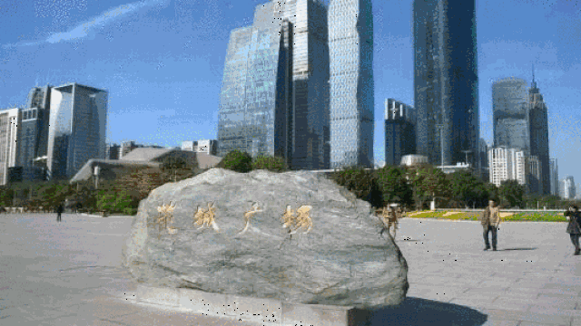你还能到海心沙亚运公园,从那你可以在花城广场绕一圈,广州大剧院