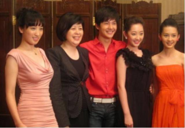 杨洋牵手蒋梦婕冷落李沁,她俩坐一起不