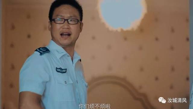 当上城管局某队队长后的唐辉 得意洋洋,盛气凌人 其父亲,儿子也多次