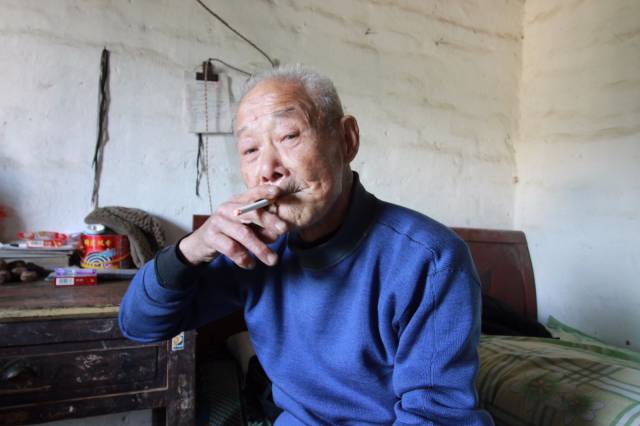 88岁老人养仨儿一个指望不上 仍下地干活讨口饭吃