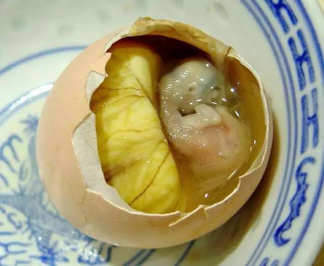 还没长毛的鸡胚胎才是活珠子,长出羽毛的就得算旺鸡蛋了.
