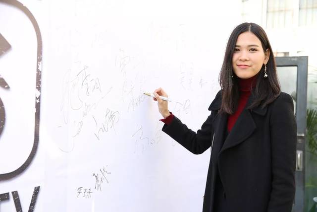 飞行年度颁奖盛典执委会飞行部部长蒋思宇先生与啦啦宝贝coser合影