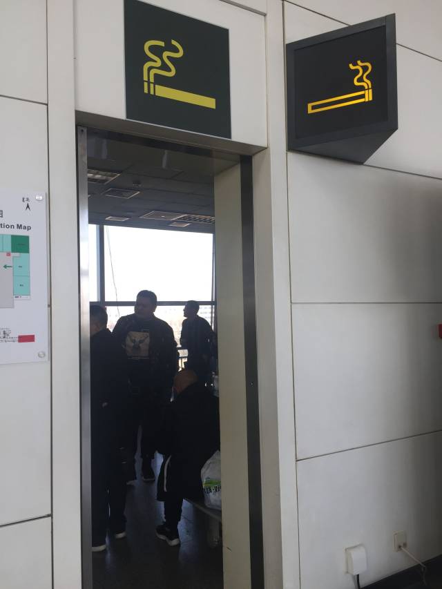 在呼和浩特机场,遇见最有争议的吸烟室,里面还有很多女人