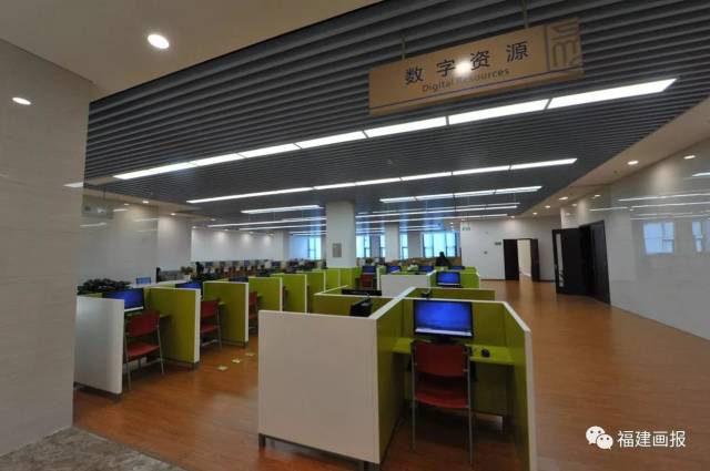 数字资源区,共有100台电脑,可刷身份证浏览数据库或上网