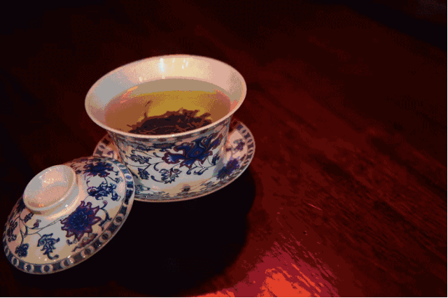 景区里头的天府源茶馆儿,可以喝起正宗盖碗儿茶听熊猫讲评书,看大师打