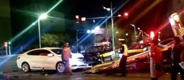 嘉峪关和城西路发生严重车祸~一辆白色轿车与一辆出租车相撞.