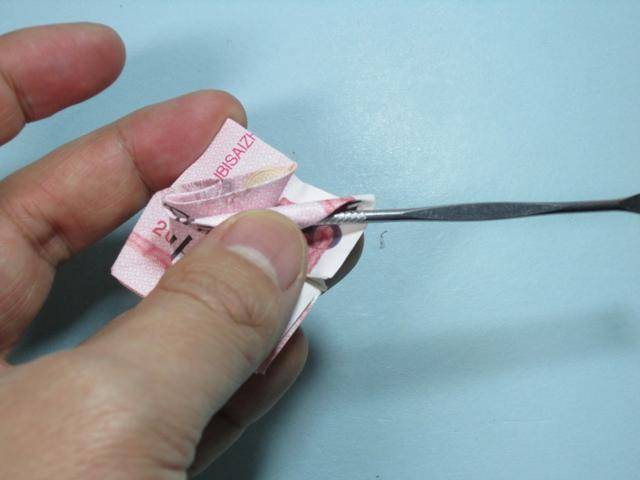 用钱折纸 如何用人民币折纸玫瑰花