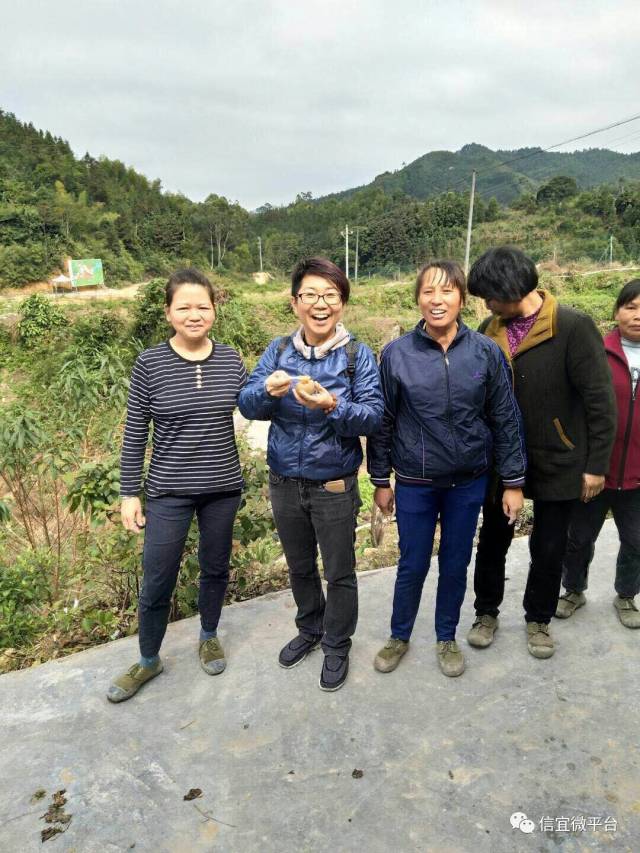 《外来媳妇本地郎》苏贵元妻子降临信宜思贺小山村,村民忙合影!