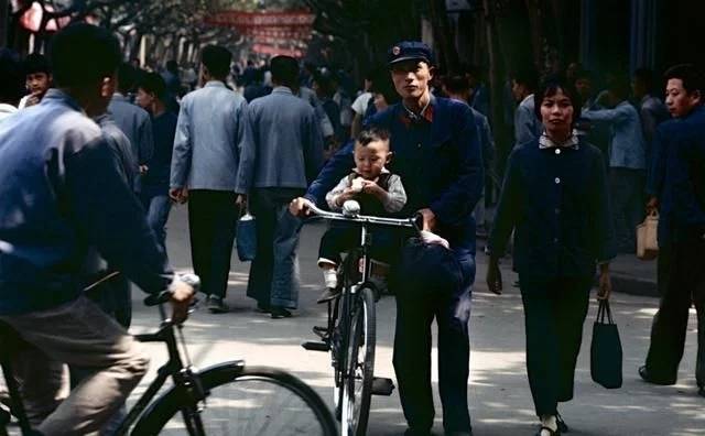 七十年代的中国老照片,那个年代的人们很朴素