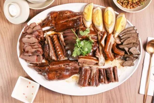 鹅肉,鹅翅,鹅掌,鹅脖,鹅胗,鹅肝,鹅血,鹅蛋,一次性把卤鹅吃个够,由外