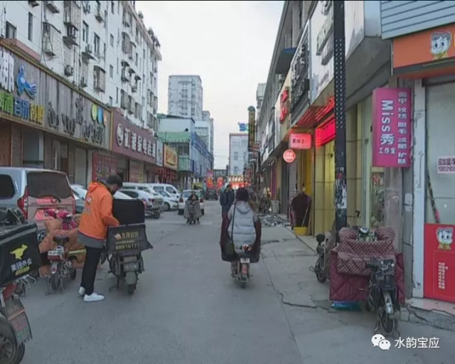 影响出行,存在安全隐患!宝应新天地商业街夜市沦为停车场