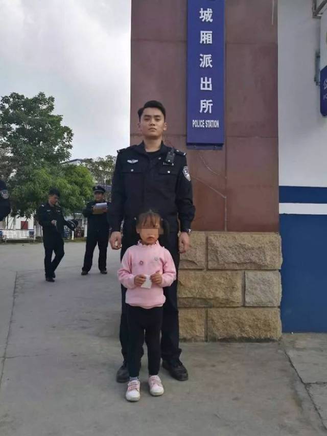 民警热心帮助走失儿童找到父母 11月30日下午,城厢派出所民警经多方
