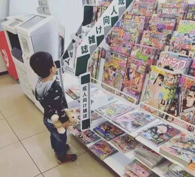 幼儿在看小黄书