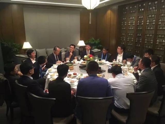 "东半球最强阵容"饭局!散席后,互联网大哥们被包围着离开,都去哪儿了?