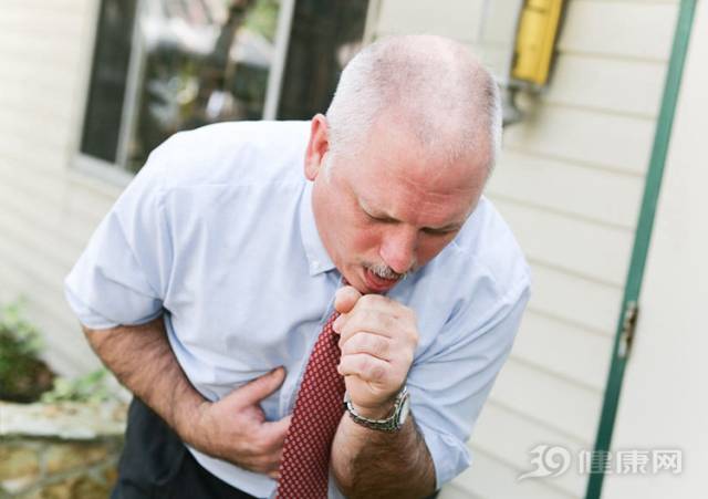 很多人在肺癌早期可能会出现一次血痰后很长时间不会再次出现血痰