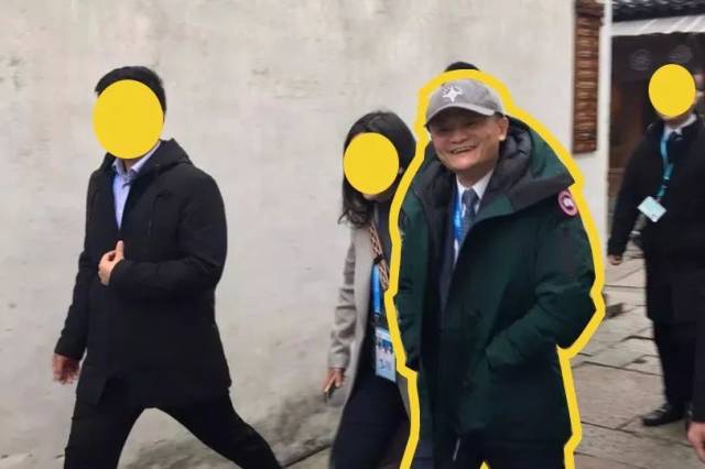 两位马老板身上:大马老板在西装外套了一件"加拿大鹅"的墨绿色女士