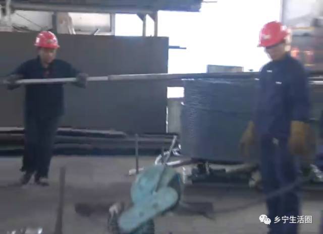 他发明的锚索旋转架为煤矿减少了人力,消除了安全隐患
