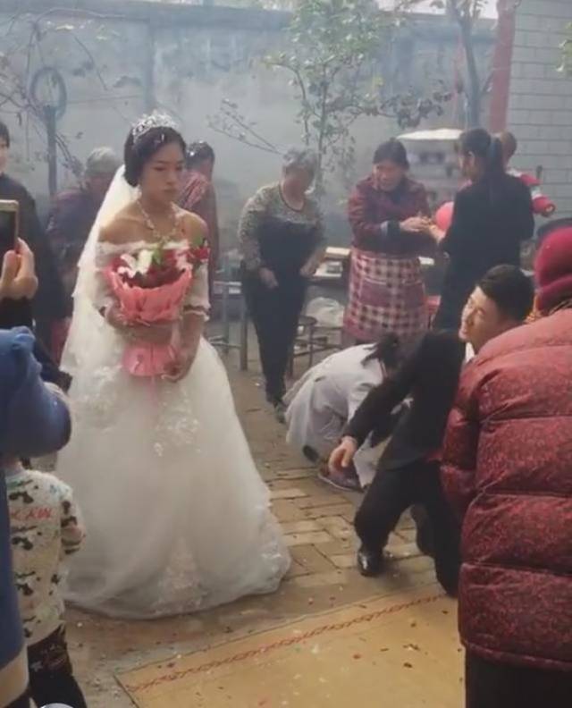 河南婚礼现场新娘不愿给公婆下跪行礼,无奈新郎自己跪完离开
