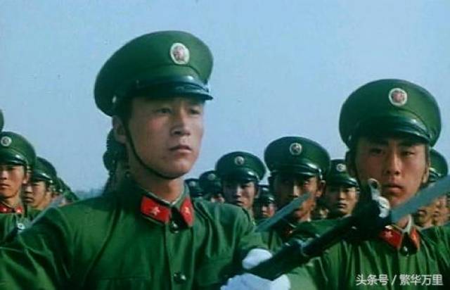 1985年,中国军队更换军服,士兵的军服上为何没有肩章?