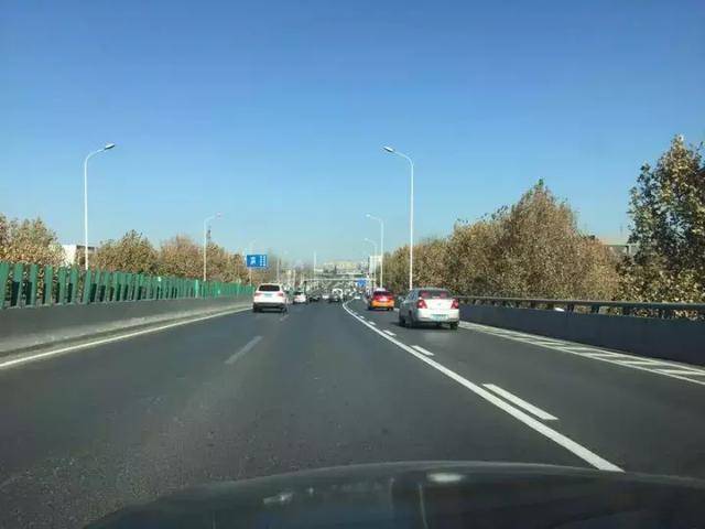 石家庄西二环新增虚实线违规变道将被罚款100元记3分