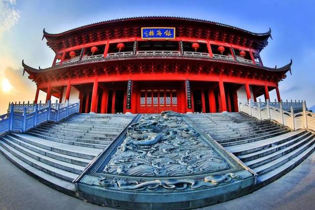 镇海楼位于屏山之巅,是福州古城的标志性建筑,为江南三大镇海楼之